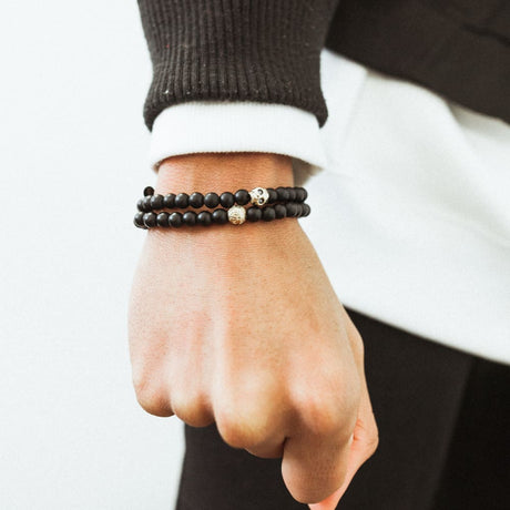 Choisissez un bracelet noir et or pour homme afin d'améliorer votre style.